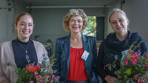 Eine Repräsentantin des Netzwerks "Frauen in der Geschichte der Gartenkultur" mit den Förderinnen bei der Jubiläumsfeier