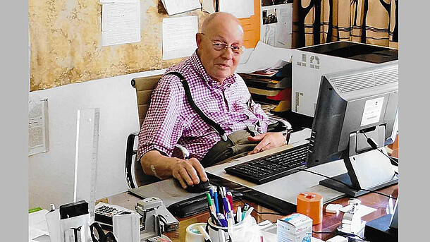 Peter Jordan am Schreibtisch in seinem Büro in Aschaffenburg